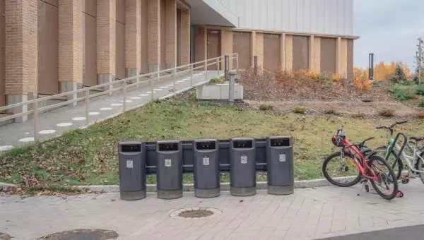 Heinolan lukiolle toimivat lajittelupisteet Finncont® SITI-roskakoreilla!